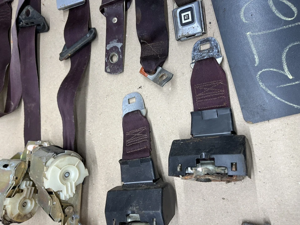 Lote de cintos de segurança 1978 1987 Monte Carlo G Body Malibu Grand Prix bordo vermelho fabricante de equipamento original - Imagem 3 de 4