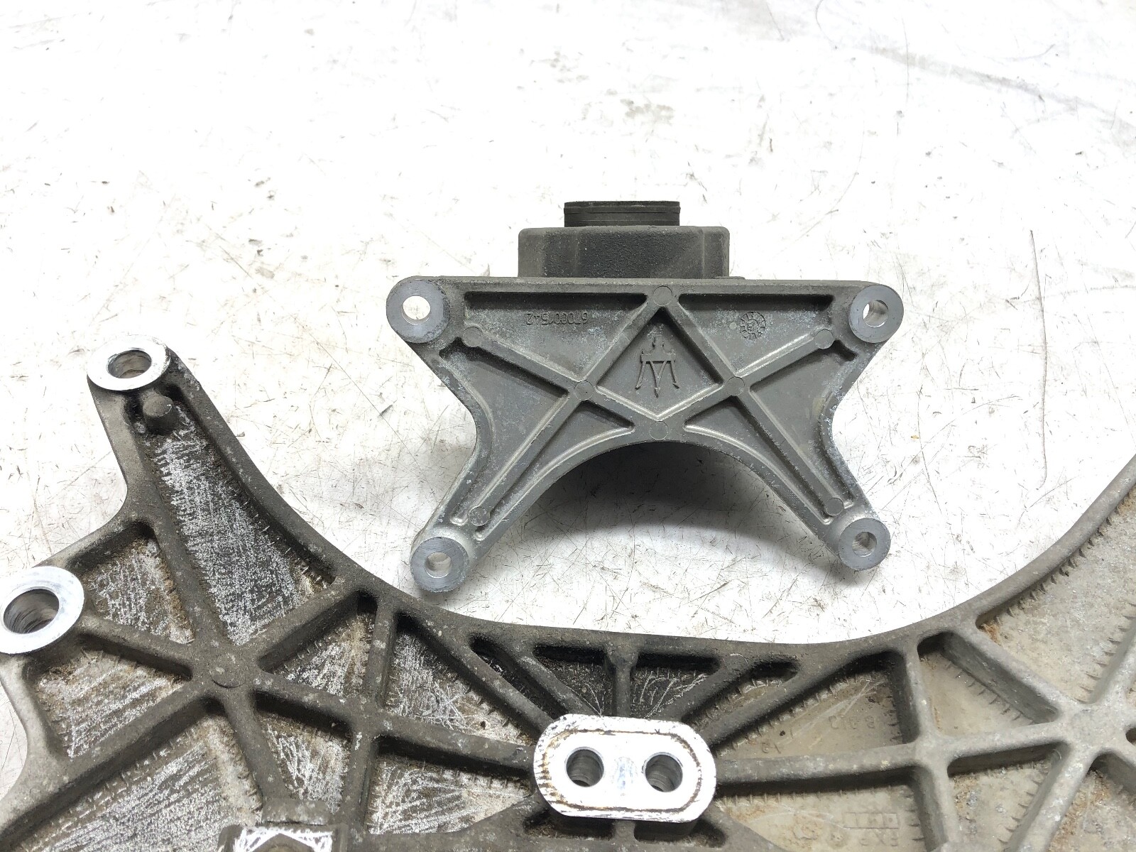 2014-2019 MASERATI GHIBLI RWD AUTO TRANSMISSION BRACKET SUPPORT OEM.