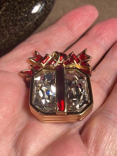 Broche Swarovski - Hermoso Cristal Facetado con Cinta de Esmalte Rojo Envuelta Regalo - Imagen 6 de 6