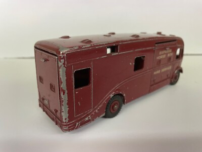 Dinky: A boxed Dinky Toys Horse Box 581, maroon, 'British Railways' and
