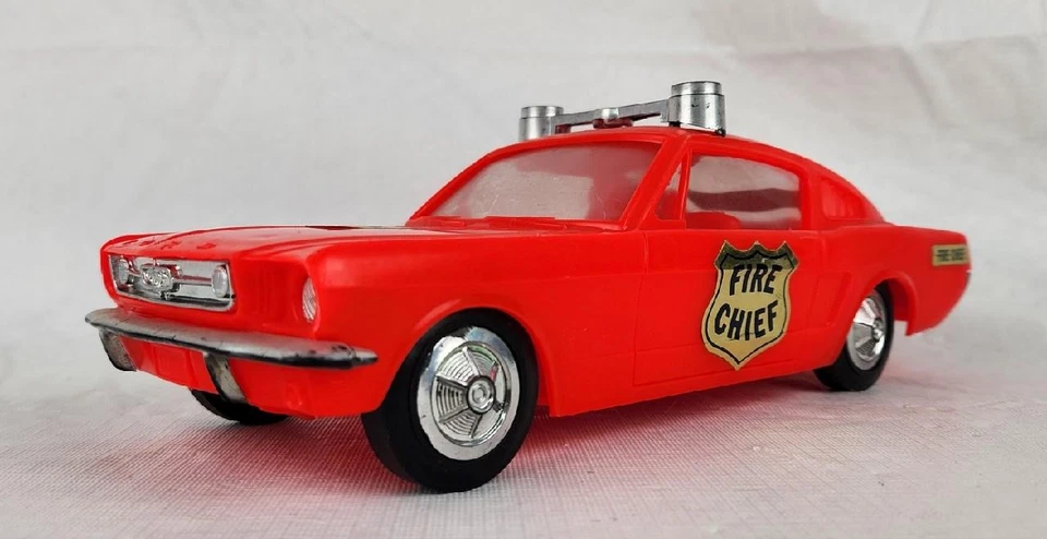 Coche de juguete rojo plástico vintage 1965/1966 jefe de bomberos Ford Mustang con calcomanías Foto 2 de 4