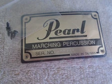 (1) VINTAGE 1980's PEARL CHAMPIONSHIP MARCHING SNARE DRUM BADGE #995486-VG!