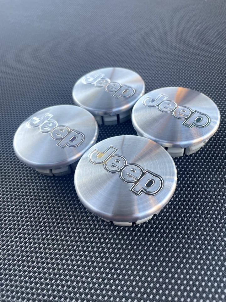JUEGO DE 4 TAPACUBOS CENTRALES DE RUEDA JEEP PLATA CEPILLADA 55 mm/2,16 pulgadas LIBERTY GRAND CHEROKE Foto 3 de 4