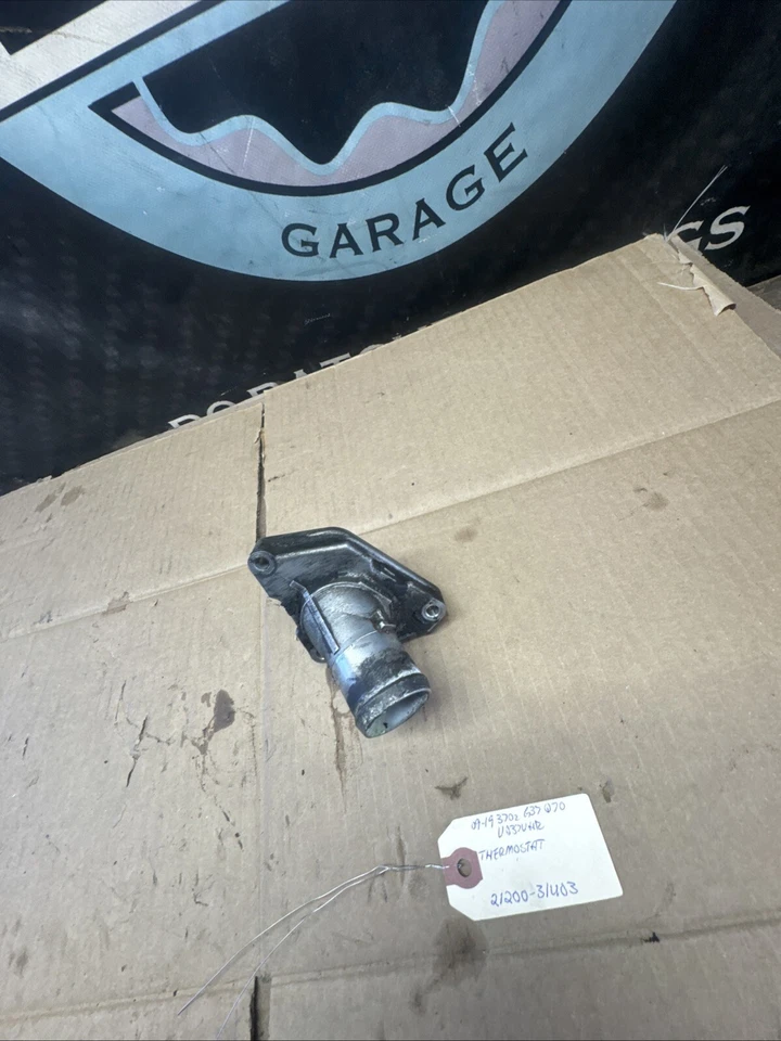 09-19 Nissan 370z Infiniti G37 Q70 Motor Termostato y Carcasa 21200-31U03 Foto 2 de 4