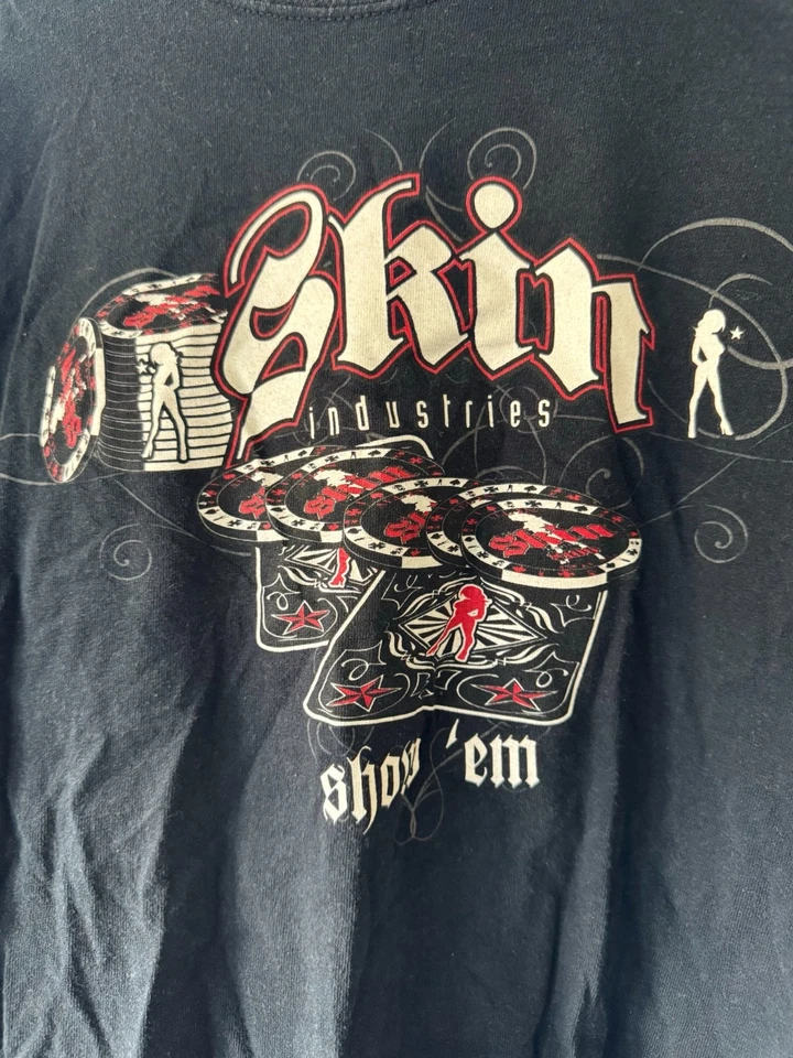 Camiseta gráfica negra vintage Y2K Skin Industries "Show 'Em" fichas de póker Foto 3 de 4
