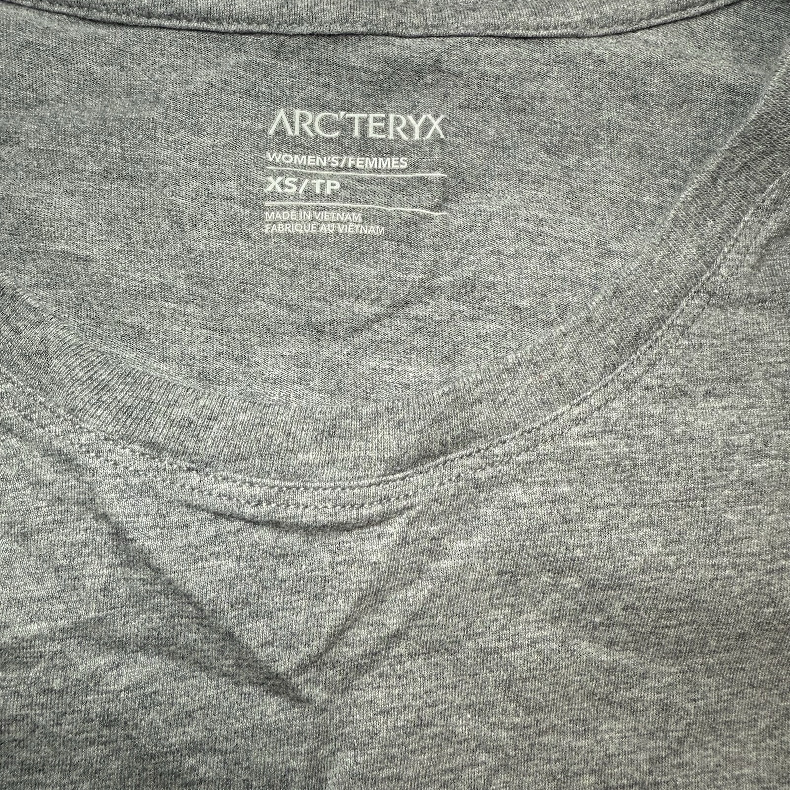 T shirt Arc'teryx grigia vestibilità classica logo minimalista taglia XS