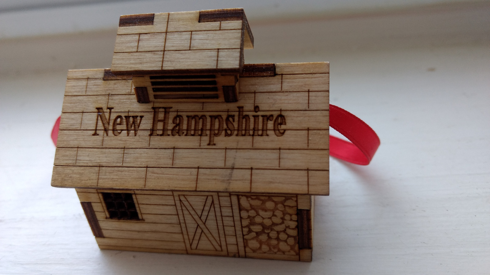 Adorno de Cabaña de Azúcar con Nombre Personalizado Gota y Penique Prensado GRATIS