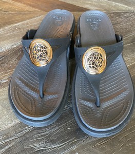black and gold crocs