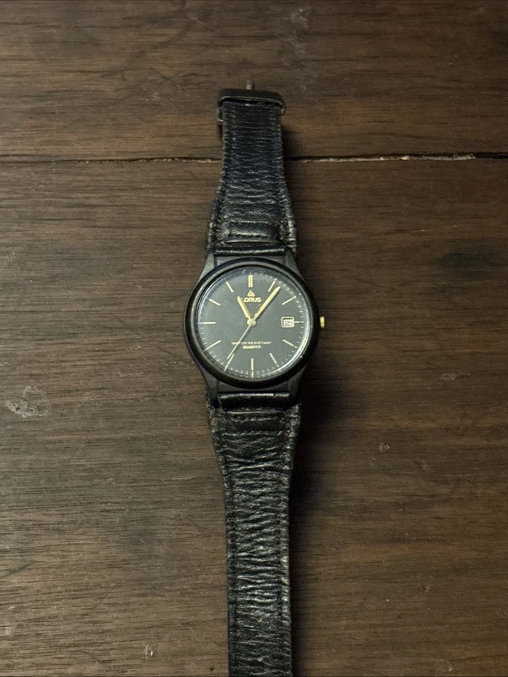 Reloj Lorus de cuartos de galón negro y dorado para hombre Foto 3 de 3