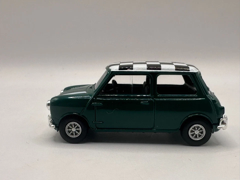 Corgi Vanguards Mini Cooper S VA02511 Green / Checker Roof Limited Edition 1:43 - Image 3 of 3