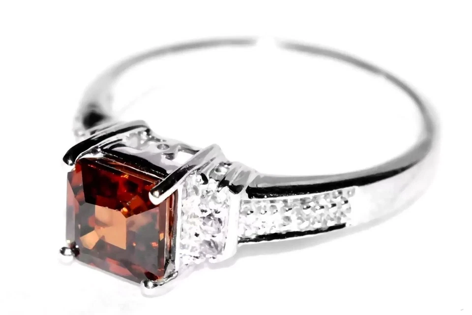 Anillo solitario cuadrado de oro blanco de 9 quilates con circonitas y diamantes naranja 3,30 g talla N/7 Foto 2 de 4