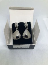New Boxed Avon 1992 Hammered Link Clip Earrings Silvertone