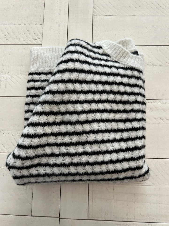 Suéter de Navidad Forever 21 Niña/Junior Rayas/Fábula Salvaje Lazo Negro/Blanco (S) Foto 3 de 4