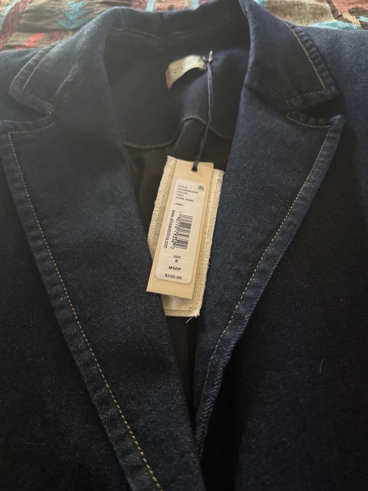 Blazer de mezclilla Alice + Olivia Macy cuello muesca - en azul marino oscuro talla 6 Foto 3 de 4