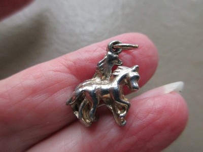 ALTES VINTAGE SILBERFARBENES PAAR LAUFENDE WILDPFERDE PONY ANHÄNGER CHARM ANHÄNGER ARMBAND