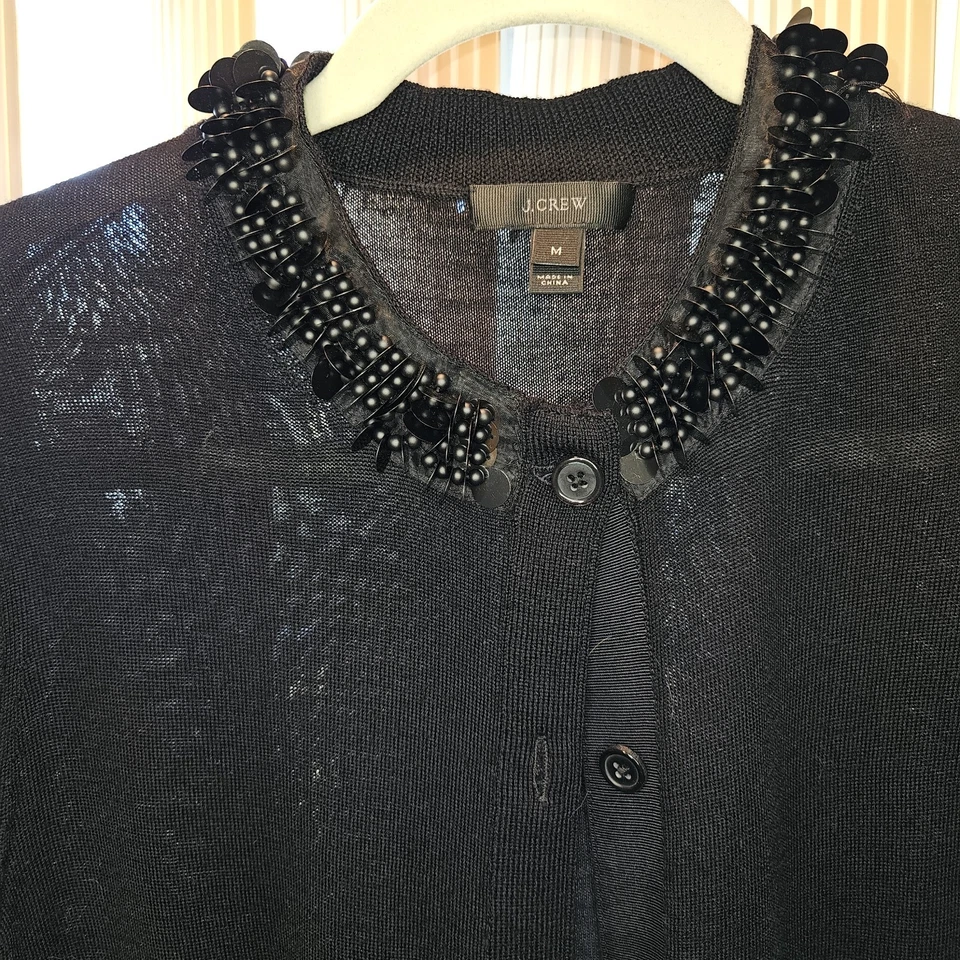 J. Cardigã Crew 100% lã merino preto gola média lantejoulas - Imagem 3 de 4