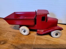 NICE VINTAGE EARLY 1930's WYANDOTTE RED PRESSED STEEL MANUAL DUMP TRUCK