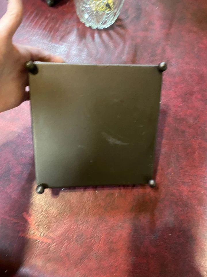 Home Basics Scroll Collection бронзовый стальной плоский держатель обеденных салфеток на ножках 7 дюймов x 7 - Изображение 4 из 4