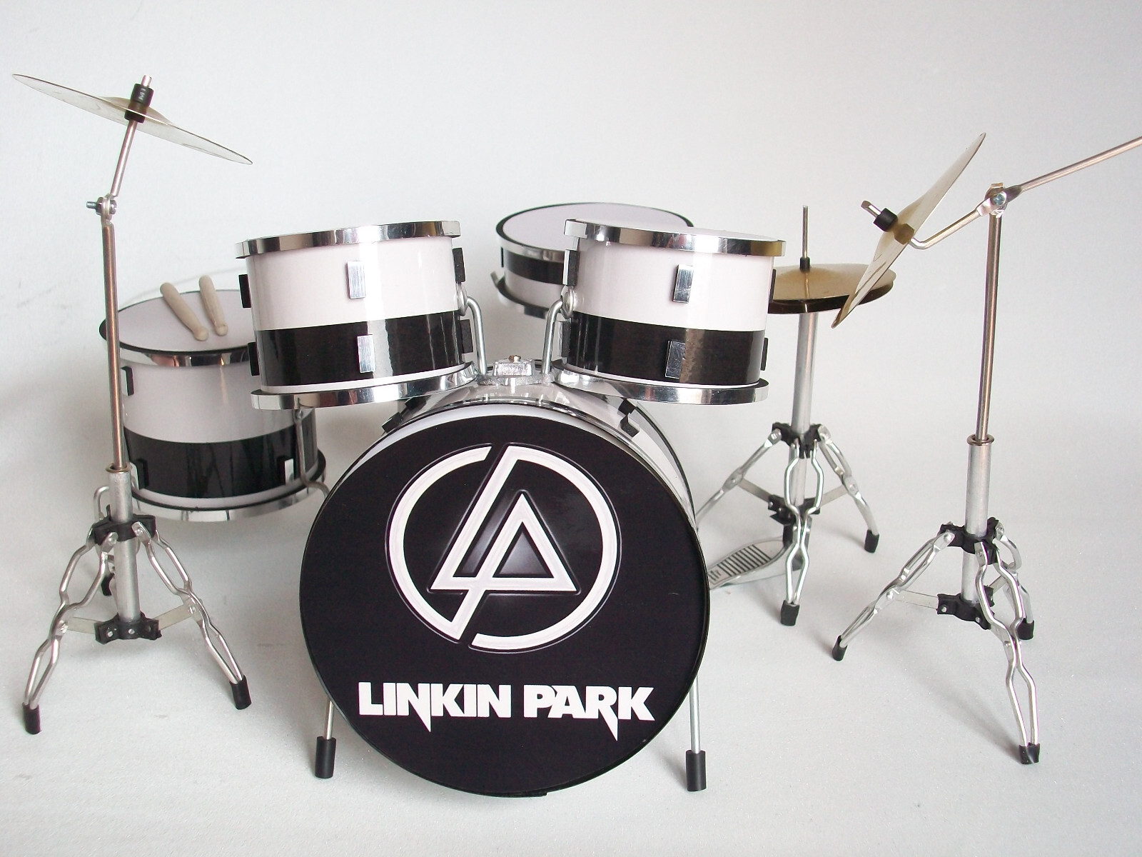 Batterie miniature Linkin Park de Rob Bourdon pour décoration studio rock