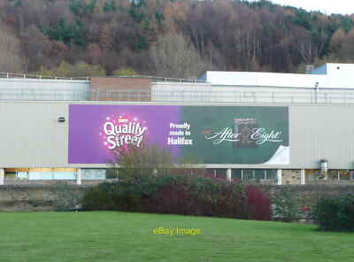 Foto 6x4 Riesen Werbung auf der Nestle Fabrik, Halifax The grass ar c2016