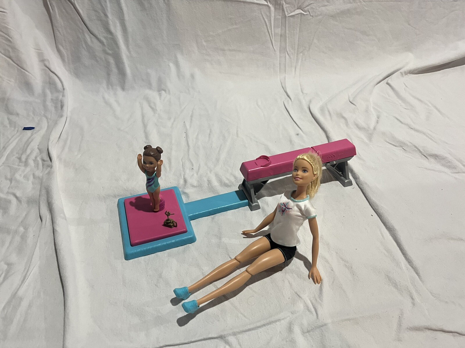 Muñecas de gimnasta divertidas Barbie Flippin - DMC37