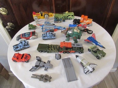 LOT OF 16 TRANSFORMERS GEN 2 & RECENT, GOBOTS & VOLTRON FIGUES VEHICLES& OTHER