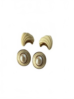 Monat Clip-On Earring Pair Set   Vintage Style