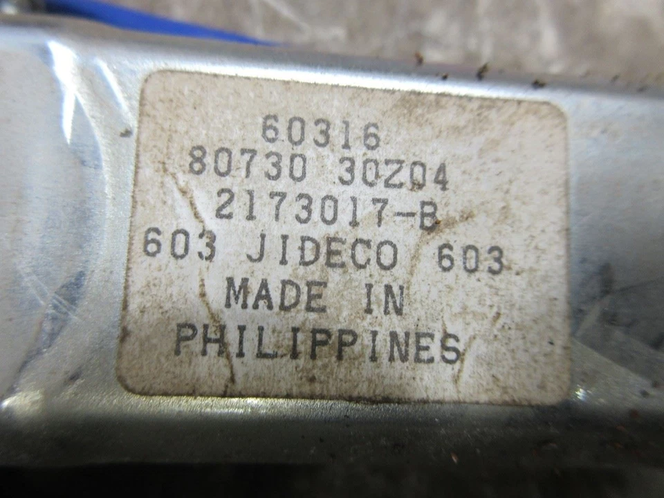 Motor regulador ventana derecha Nissan UD3300 RH 80730-30Z04 NUEVO Foto 3 de 4