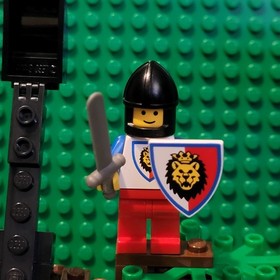 LEGO Hemlock Stronghold 6046 w cas285 + 3 Minifigs Incomplete see Pics & Desc