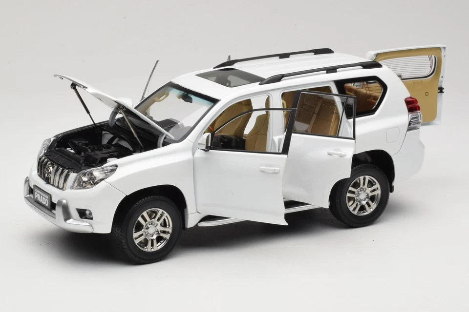 623132-WH Toyota Land Cruiser Prado J150 White Paudi Model 1:18 - Immagine 2 di 4