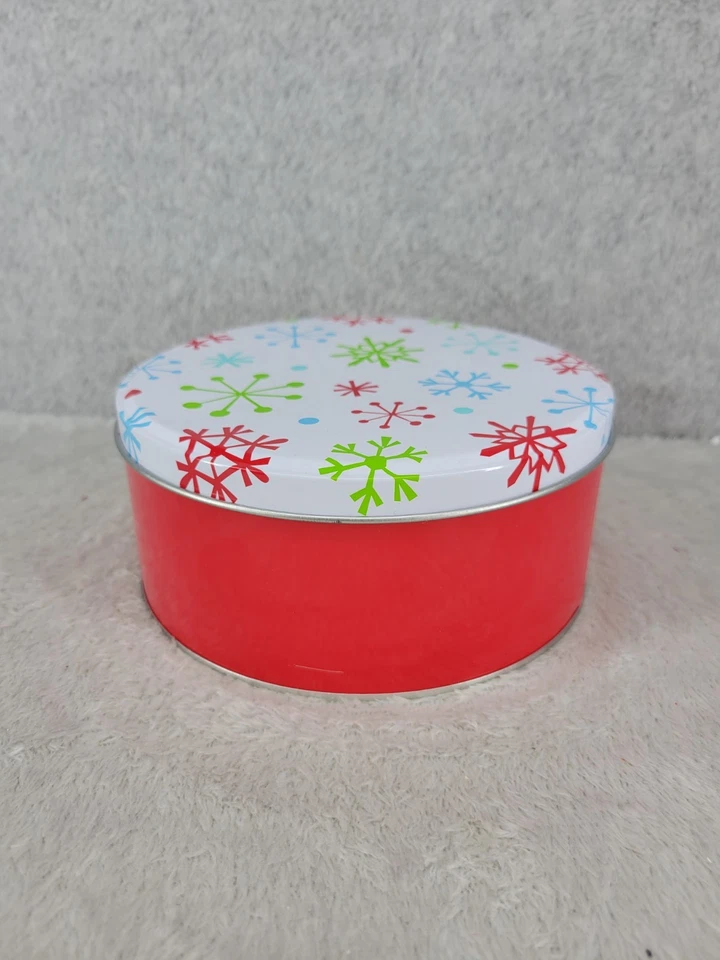 Contenedor redondo de lata de caramelo de galletas navideñas escamas rojas 6" X 2,5" Foto 3 de 4