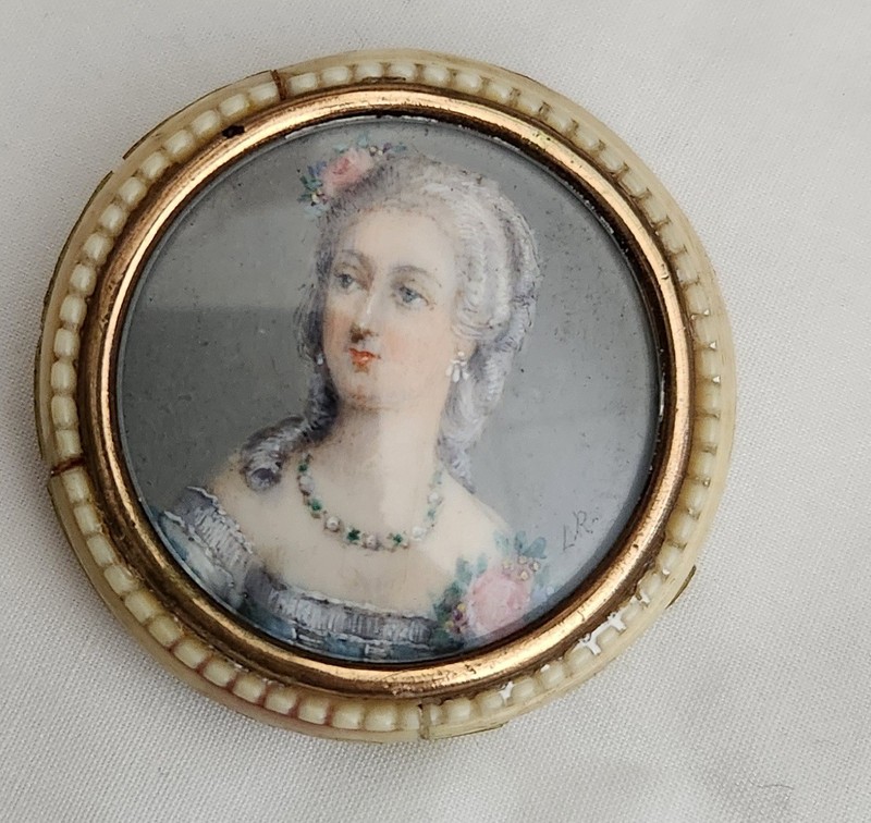 VICTORIAN 1800'S HAND PAINTED CAMEO SIGNED "LR"