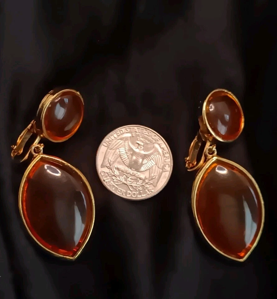 复古压琥珀耳环暖橙色漩涡夹金色“艺术”签名 — 第 2/4 张图片