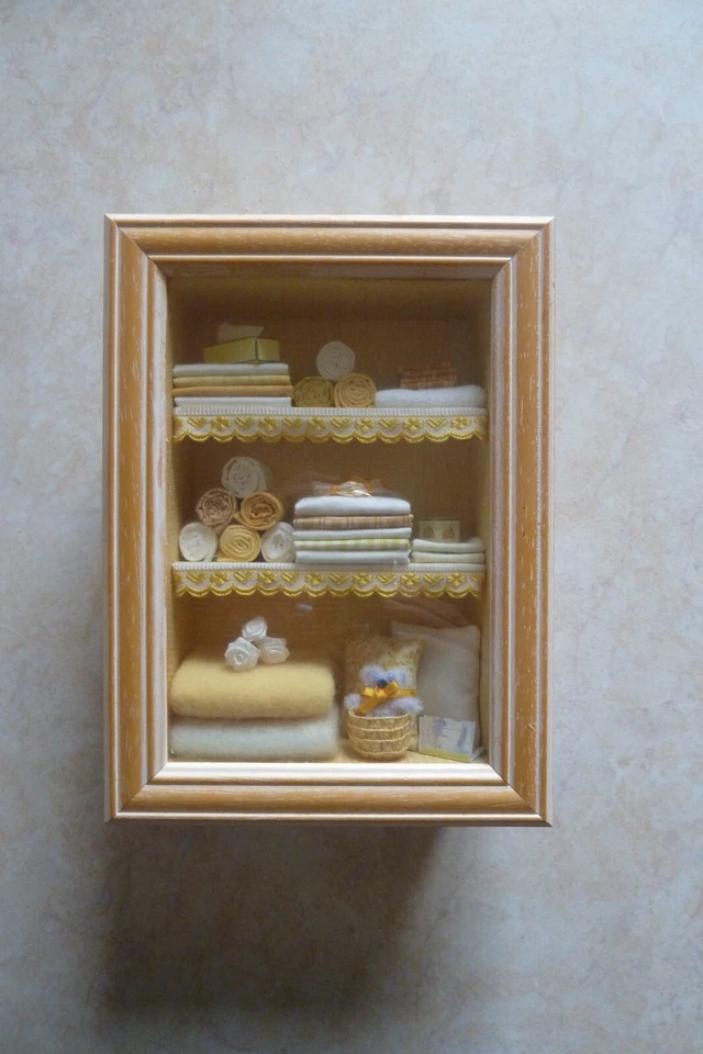 PETITE VITRINE DECORATIVE THEME LINGE DE MAISON (23X17 centimètres) - Photo 1/1