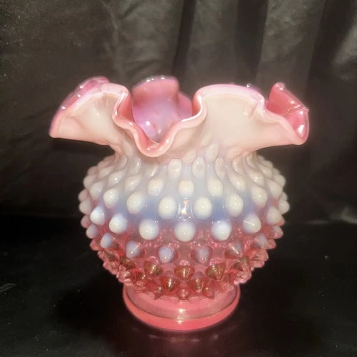Fenton Pink/Cranberry Hobnail vase 4 1/2“ H X 4 5/8” W Chipped