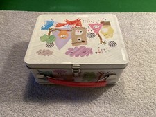 Boîte à lunch en étain Paperchase 9" de long