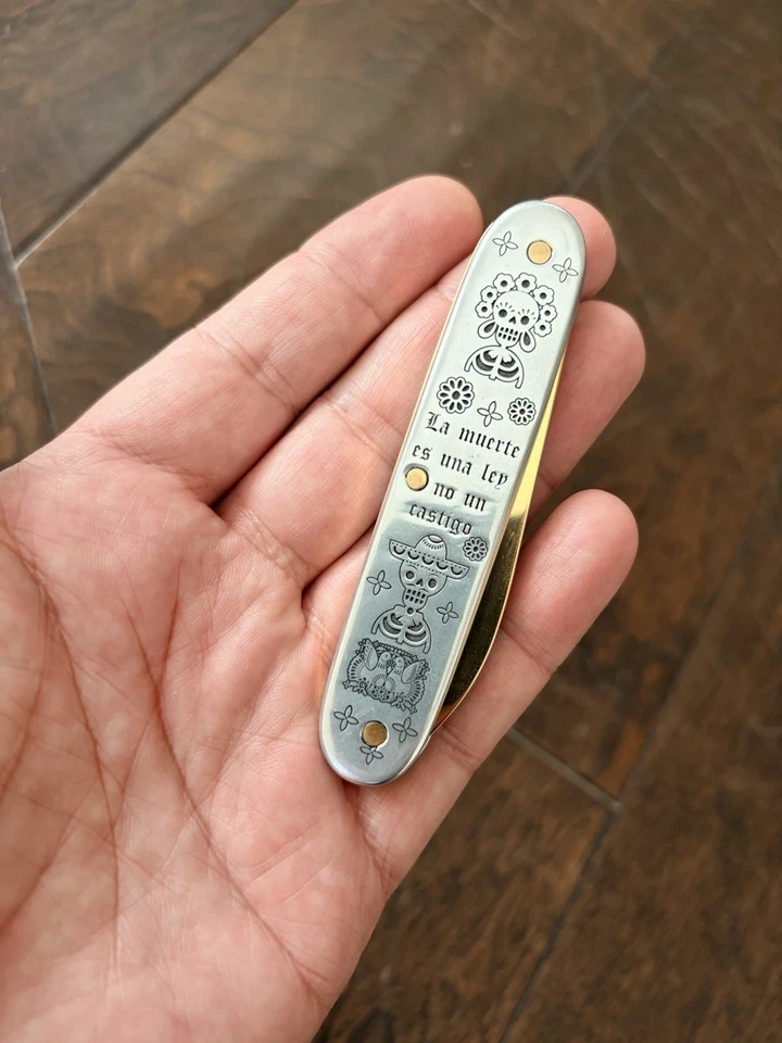 Victorinox SOLO personalizado “Día de los Muertos” chapado en oro 24k - 93 mm Foto 4 de 4