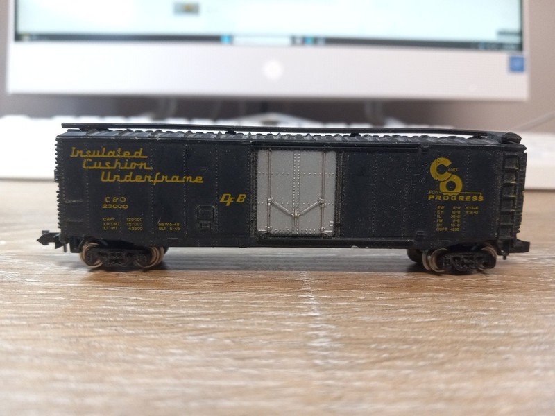 BACHMANN , N SCALE. 50' BOX CAR. C & O. W/METAL WHEELS. FREE SHIPPING