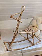 Très beau cheval a bascule en rotin vintage design