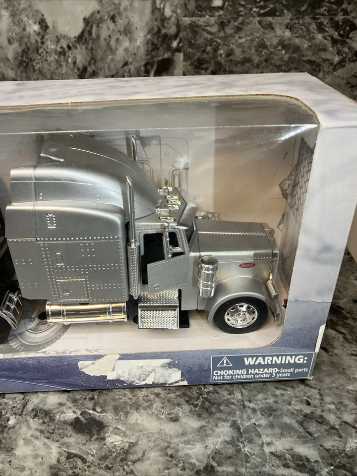 NEW Vtg Peterbuilt Model 379 Long Hauler Collection Condo w Hopper Trailer 1:32 - Image 2 of 4