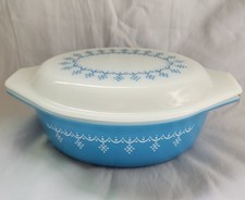 VTG PYREX BLUE SNOWFLAKE GARLAND OVAL CASSEROLE DISH 043  MILK WHITE LID 1.5 qt