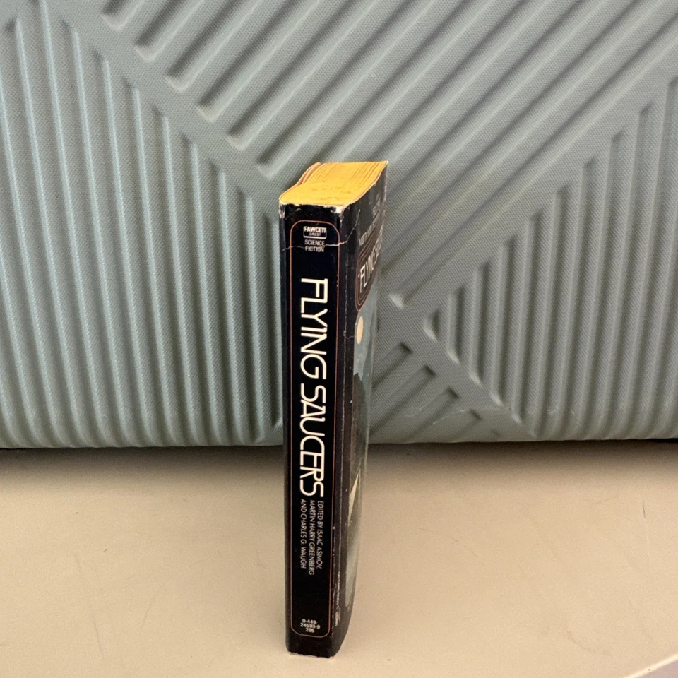 Vintage Paperback Book FLYING SAUCERS Edited By Isaac Asimov 1982 Sci-fi - Image 3 of 4