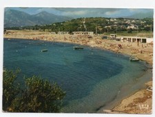 la plage de porticcio au fond la résidence du golfe