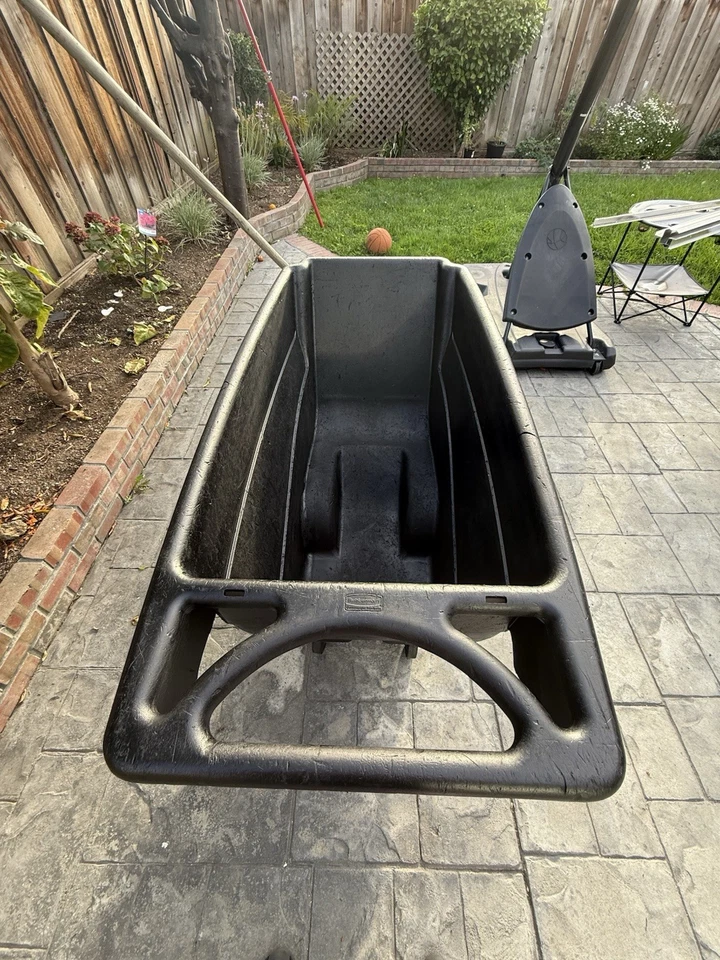 Camión de alta resistencia Rubbermaid® FG9T1400BLA 0,5 yardas cúbicas inclinable (850 lb.) Foto 3 de 4