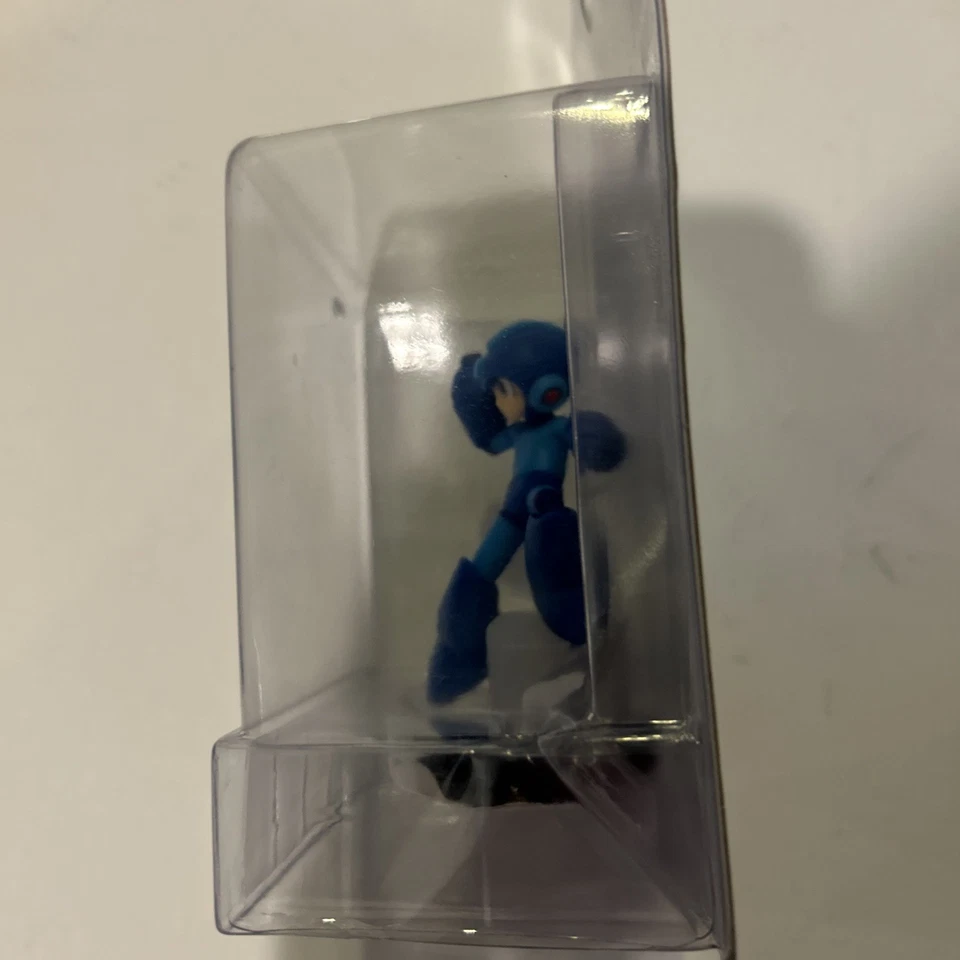 Paquete de réplica de mini figura y casco Mega Man Rockman - Coleccionables Capcom Nuevo Foto 3 de 4