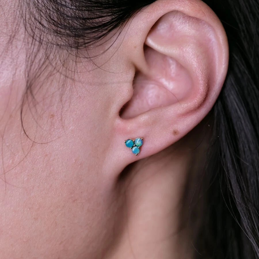 Aretes minimalistas de tres piedras de ópalo doblete australiano de oro amarillo de 14K Foto 2 de 4