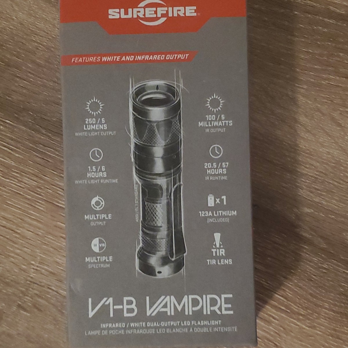 Surefire V1 Vampire V1-B-BK ヴァンパイア　電池１本付 SureFire V1-B Vampire Dual-Output LED Flashlight 250 Lumens 123A