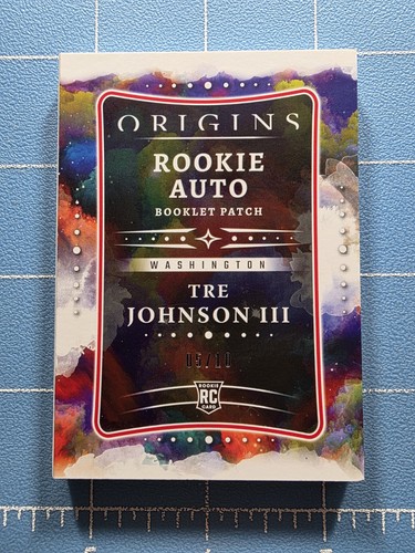 2025-26 Panini - Tre Johnson III RAB-TRE RC - Rookie Auto Booklet Patch 05/10 - Bild 1 von 3