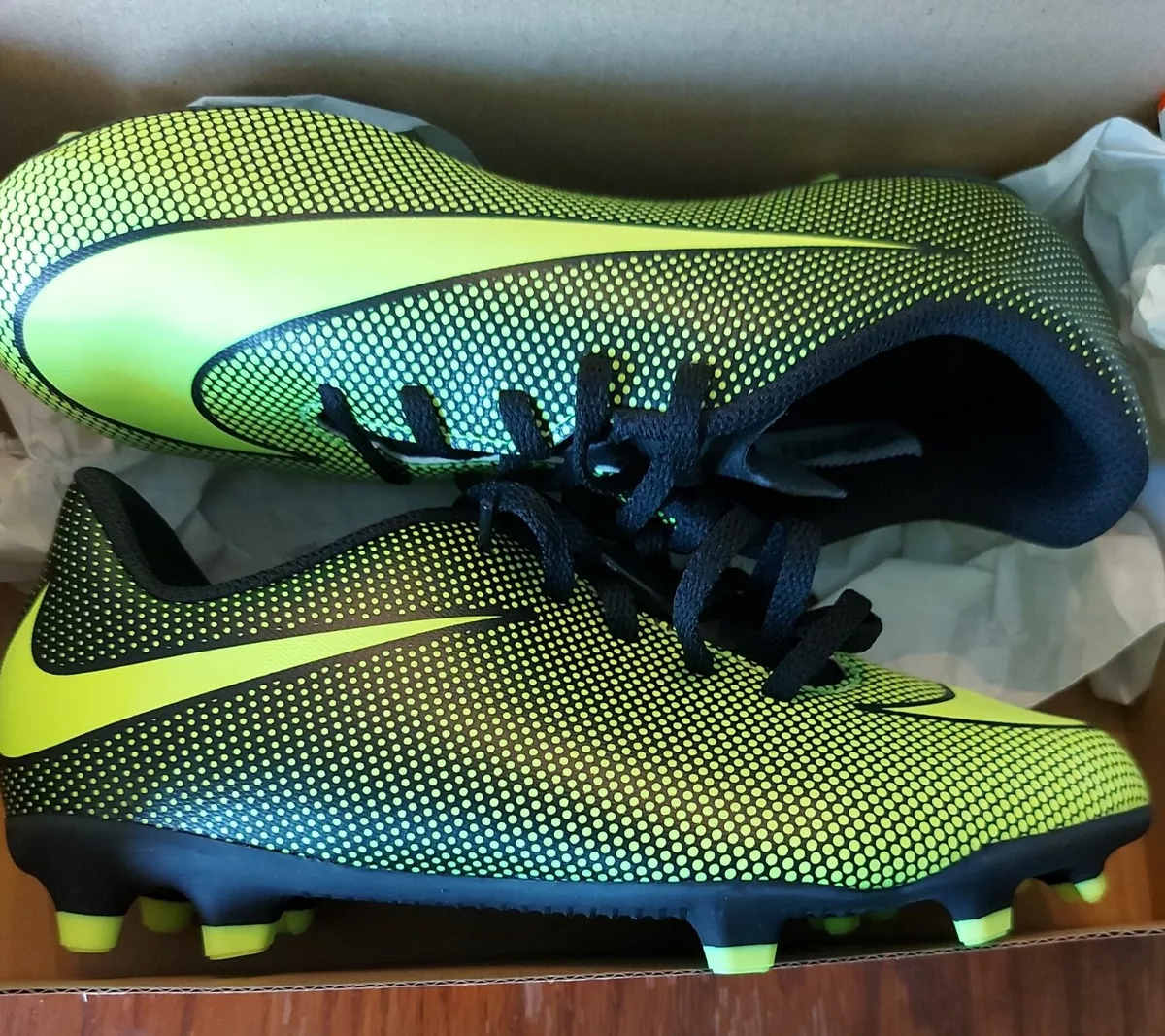 Nike soccer hotsell cleats youth