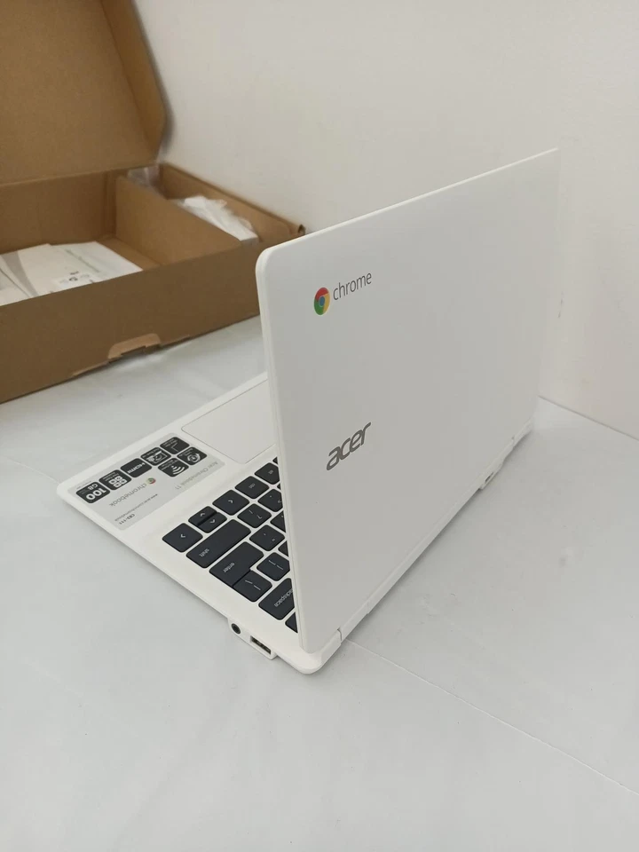 Acer Chromebook, 11.6-Inch, CB3-111-C670 (Intel Celeron, 2GB, 16GB SSD, White). - Image 2 of 4